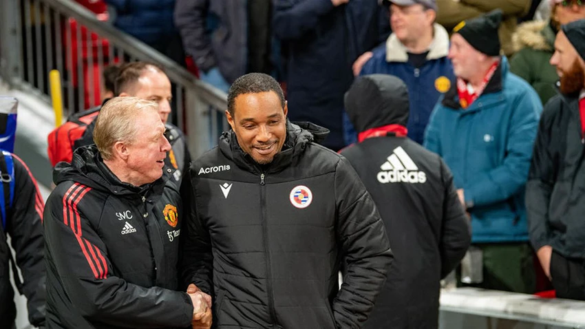 Paul Ince bắt tay với trợ lý HLV MU Steve McClaren. ẢNH: GETTY