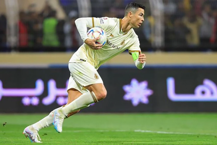 Sau khi ghi bàn, Ronaldo ôm bóng đặt vào chấm giữa sân nhưng Al Nassr không thể có bàn quyết định. ẢNH: GETTY Sau khi ghi bàn, Ronaldo ôm bóng đặt vào chấm giữa sân nhưng Al Nassr không thể có bàn quyết định. ẢNH: GETTY