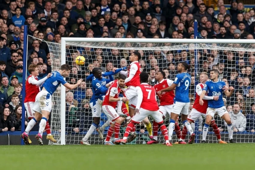 Bàn thắng của trung vệ Tarkowski giúp Everton thoát ra khỏi nhóm rớt hạng. Ảnh: Getty Bàn thắng của trung vệ Tarkowski giúp Everton thoát ra khỏi nhóm rớt hạng. Ảnh: Getty
