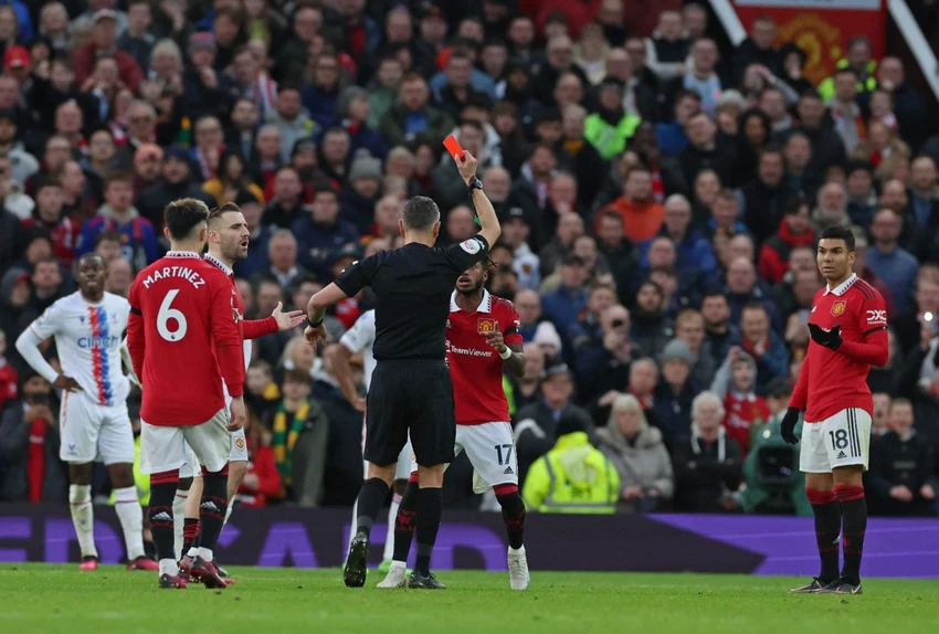 Tấm thẻ đỏ trực tiếp của Casemiro đã làm khổ MU ở những phút cuối trận. Ảnh: Getty