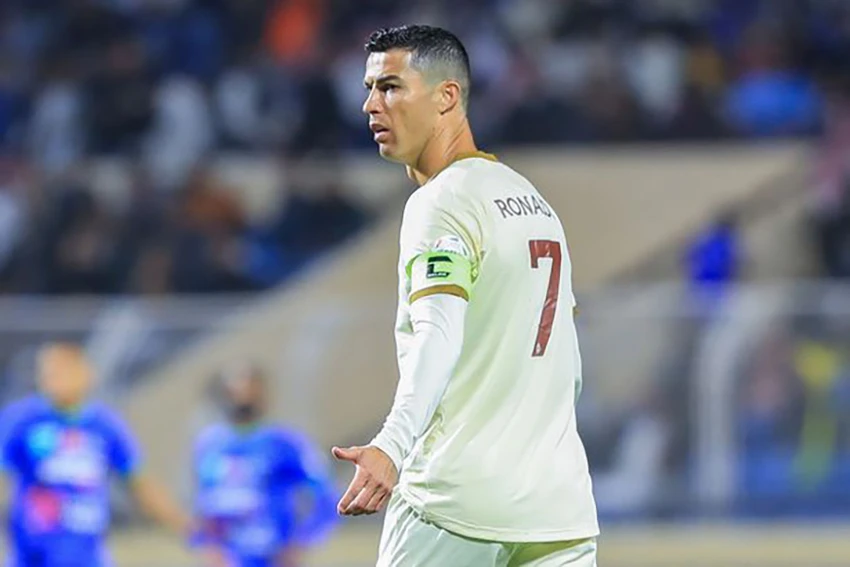 Ronaldo mang băng đội trưởng khi gia nhập Al Nassr. ẢNH: GETTY Ronaldo mang băng đội trưởng khi gia nhập Al Nassr. ẢNH: GETTY