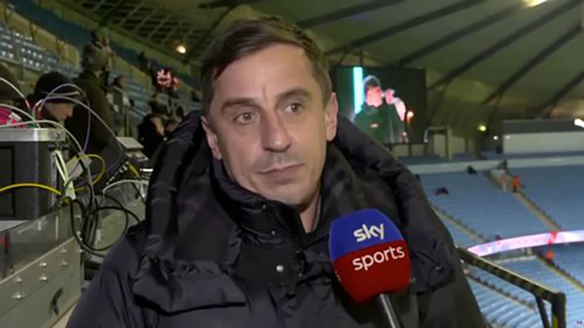 Neville cảm thấy khó tin khi các ngôi sao thượng thừa của Man City không tìm ra cách chuyền bóng đến đúng vị trí của Haaland. ẢNH: SKY SPORTS Neville cảm thấy khó tin khi các ngôi sao thượng thừa của Man City không tìm ra cách chuyền bóng đến đúng vị trí của Haaland. ẢNH: SKY SPORTS