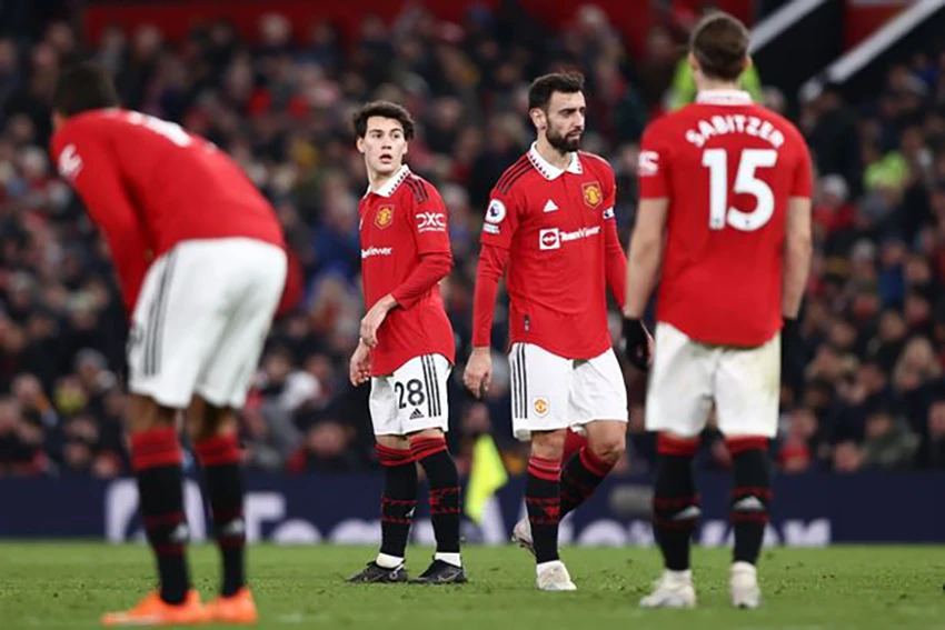 Sai lầm mất bóng của Bruno Fernandes khiến MU gặp khó ngay phút đầu tiên. ẢNH: GETTY