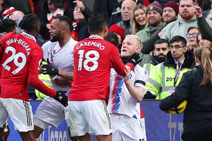Casemiro lãnh thẻ đỏ sau hành vi bóp cổ Hughes. ẢNH: GETTY Casemiro lãnh thẻ đỏ sau hành vi bóp cổ Hughes. ẢNH: GETTY