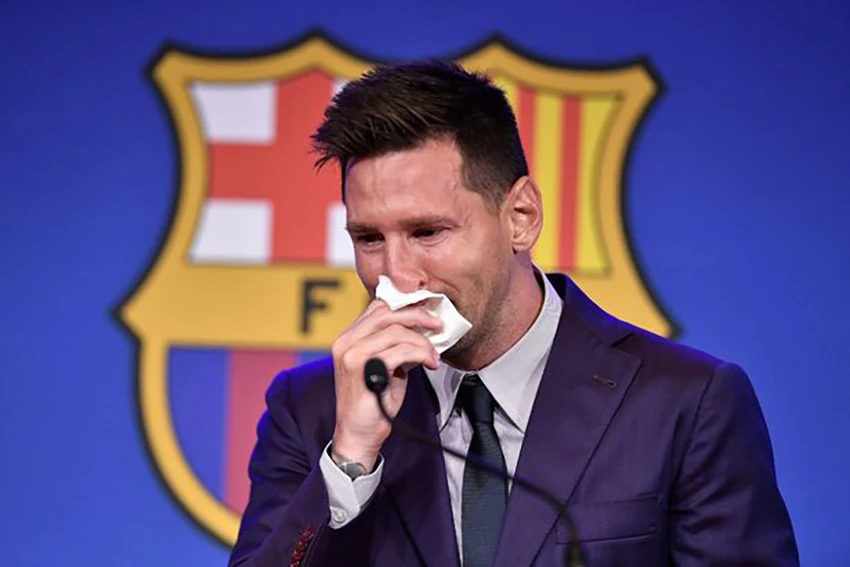 Messi rời Barcelona trong nước mắt trong buổi họp báo nói lời chia tay vào ngày 8-8-2021. ẢNH: GETTY Messi rời Barcelona trong nước mắt trong buổi họp báo nói lời chia tay vào ngày 8-8-2021. ẢNH: GETTY