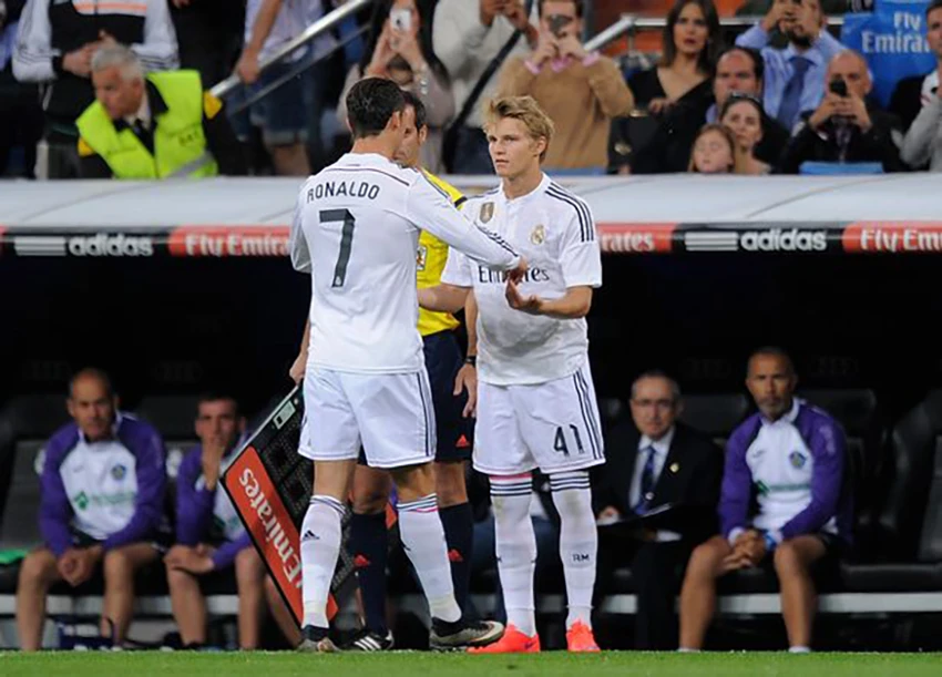 Odegaard vào thay Ronaldo trong trận ra mắt đội 1 Real Madrid. ẢNH: GETTY Odegaard vào thay Ronaldo trong trận ra mắt đội 1 Real Madrid. ẢNH: GETTY