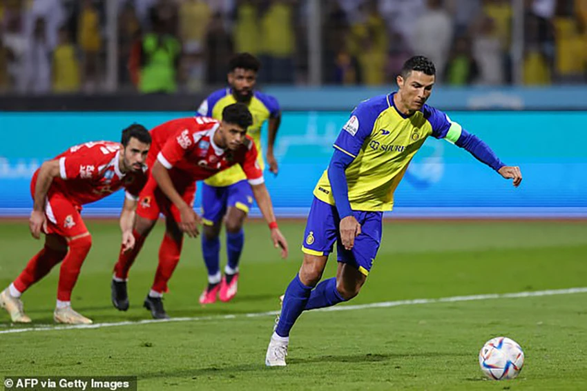 Ronaldo ghi bàn thứ ba trên chấm penalty. ẢNH: GETTY Ronaldo ghi bàn thứ ba trên chấm penalty. ẢNH: GETTY