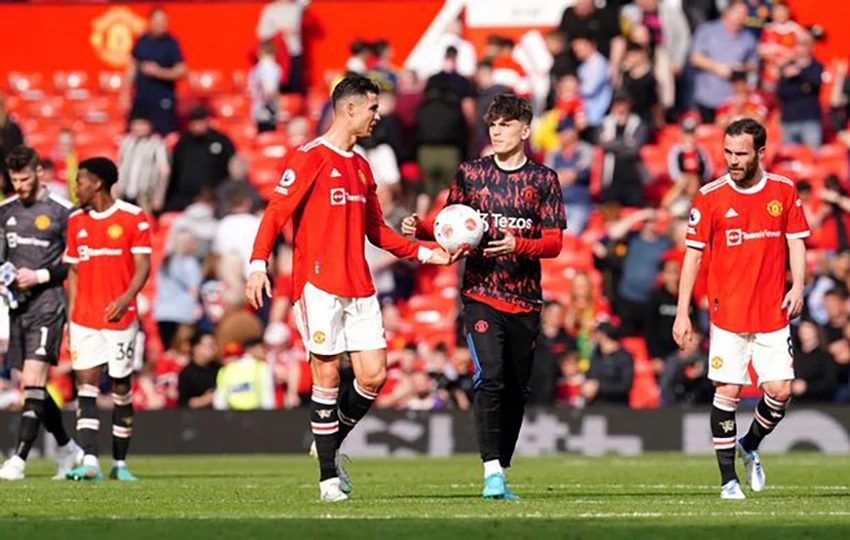Ronaldo tặng quả bóng mà anh từng lập hat-trick thứ 60 cho Garnacho. ẢNH: PA Ronaldo tặng quả bóng mà anh từng lập hat-trick thứ 60 cho Garnacho. ẢNH: PA