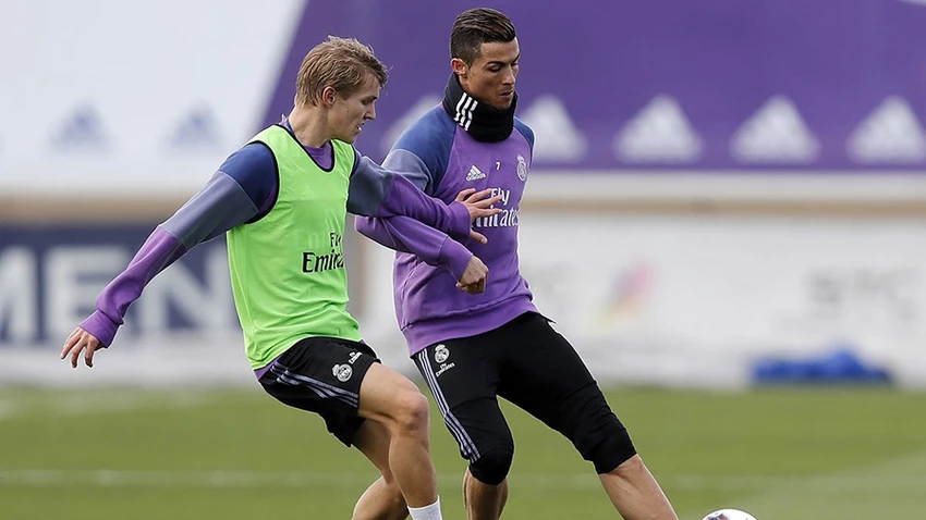 Odegaard hết lời khen ngợi Ronaldo đập tan những tin đồn không đúng về CR7. ẢNH: GETTY Odegaard hết lời khen ngợi Ronaldo đập tan những tin đồn không đúng về CR7. ẢNH: GETTY