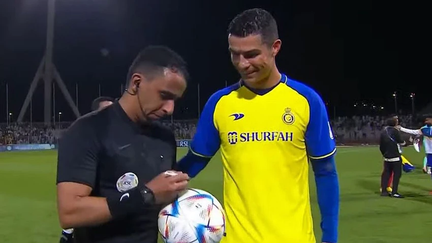 Ronaldo xin chữ ký của trọng tài trên quả bóng giúp anh có hat-trick thứ 61 trong sự nghiệp. ẢNH: SKY SPORTS Ronaldo xin chữ ký của trọng tài trên quả bóng giúp anh có hat-trick thứ 61 trong sự nghiệp. ẢNH: SKY SPORTS