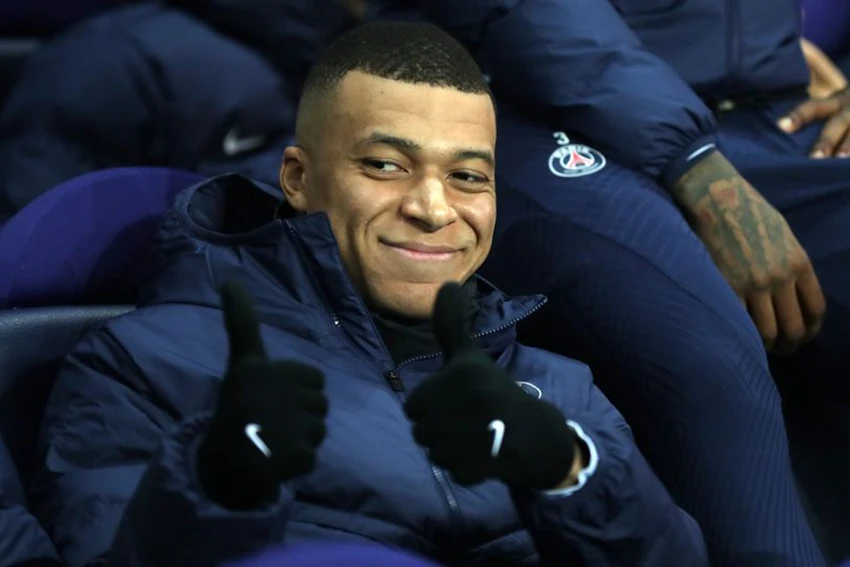 Mbappe ngồi dự bị trong trận PSG gặp Bayern Munich. ẢNH: GETTY Mbappe ngồi dự bị trong trận PSG gặp Bayern Munich. ẢNH: GETTY