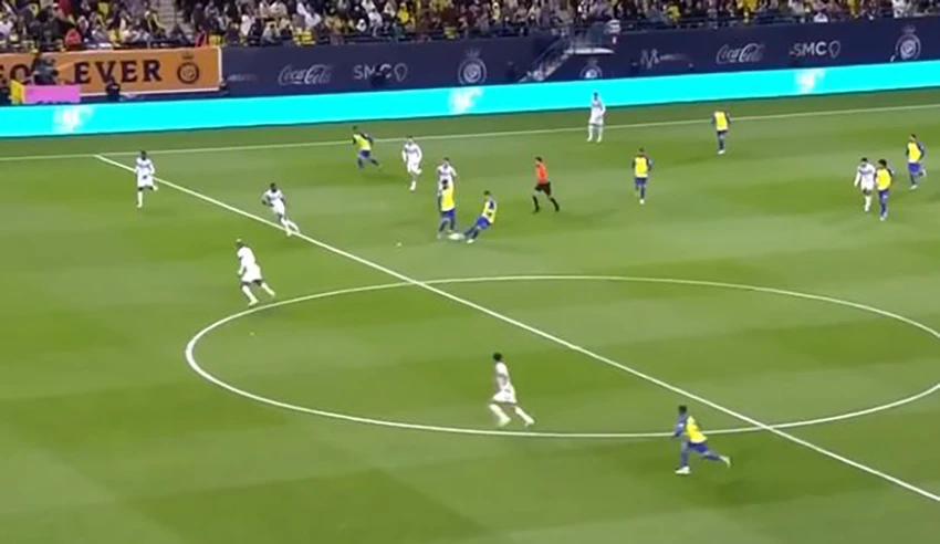 Ronaldo có pha kiến tạo xé toang hàng thủ đối phương cho đồng đội ghi bàn. ẢNH: SKY SPORTS Ronaldo có pha kiến tạo xé toang hàng thủ đối phương cho đồng đội ghi bàn. ẢNH: SKY SPORTS