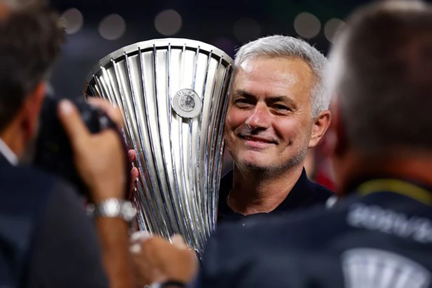 Jose Mourinho ôm chiếc cúp Europa Conference League. ẢNH: GETTY Jose Mourinho ôm chiếc cúp Europa Conference League. ẢNH: GETTY