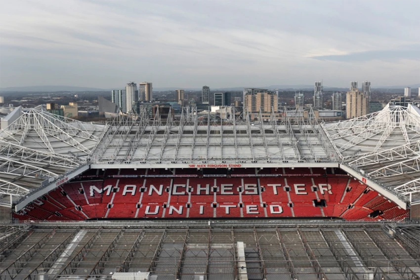 Sheikh Jassim sẽ bỏ tiền phát triển Old Trafford. ẢNH: GETTY Sheikh Jassim sẽ bỏ tiền phát triển Old Trafford. ẢNH: GETTY