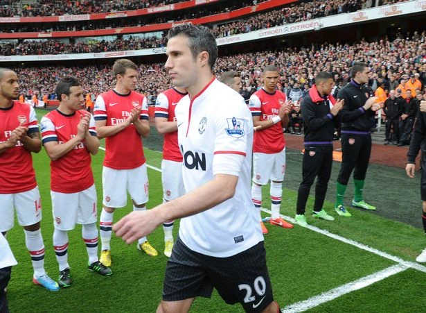 Các cầu thủ Arsenal xếp hai hàng vỗ tay chúc mừng Van Persie và các cầu thủ MU vô địch Premier League 2012 - 2013. ẢNH: GETTY Các cầu thủ Arsenal xếp hai hàng vỗ tay chúc mừng Van Persie và các cầu thủ MU vô địch Premier League 2012 - 2013. ẢNH: GETTY