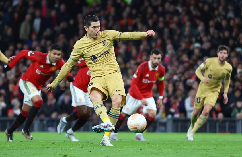 Lewandowski giúp Barca vươn lên dẫn trước bằng pha sút phạt 11m. Ảnh: Getty Lewandowski giúp Barca vươn lên dẫn trước bằng pha sút phạt 11m. Ảnh: Getty