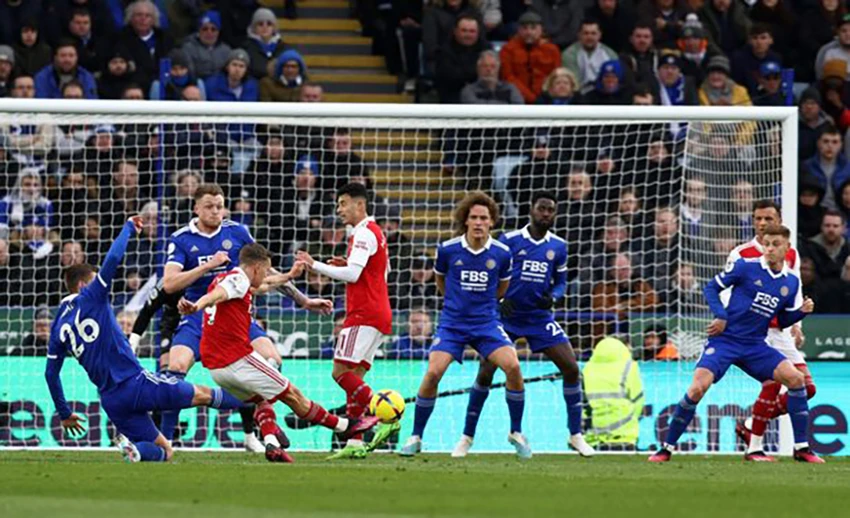 Leandro Trossard tung cú cứa lòng tuyệt đẹp làm rung mành lưới Leicester City. ẢNH: GETTY Leandro Trossard tung cú cứa lòng tuyệt đẹp làm rung mành lưới Leicester City. ẢNH: GETTY