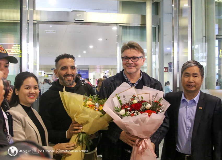 HLV Philippe Troussier cùng đồng sự Moulay Lahsen Azzeggouarh Wallen nhận được sự tiếp đón nồng nhiệt khi có mặt tại sân bay Nội Bài. ẢNH: VFF HLV Philippe Troussier cùng đồng sự Moulay Lahsen Azzeggouarh Wallen nhận được sự tiếp đón nồng nhiệt khi có mặt tại sân bay Nội Bài. ẢNH: VFF