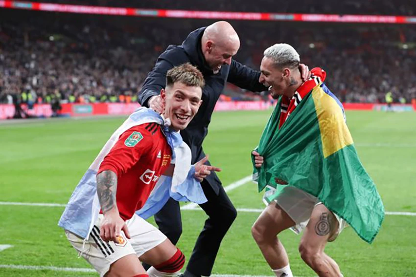 Ten Hag, Martinez và Antony nhảy múa trên sân Wembley. ẢNH: GETTY Ten Hag, Martinez và Antony nhảy múa trên sân Wembley. ẢNH: GETTY