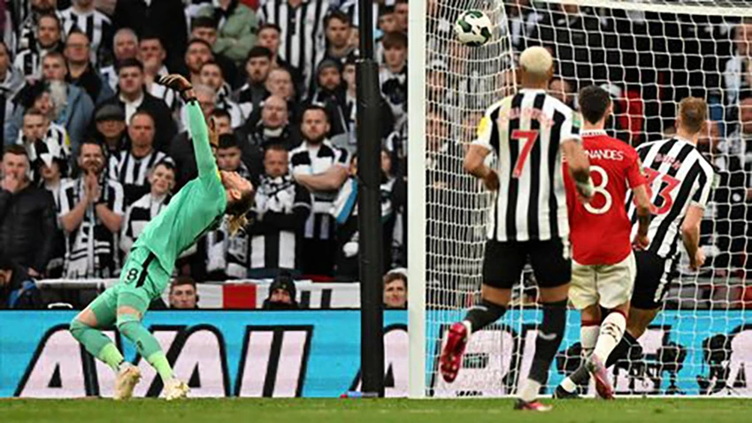 ... bóng đổi hướng đi qua đầu Karius vào lưới. ẢNH: GETTY ... bóng đổi hướng đi qua đầu Karius vào lưới. ẢNH: GETTY
