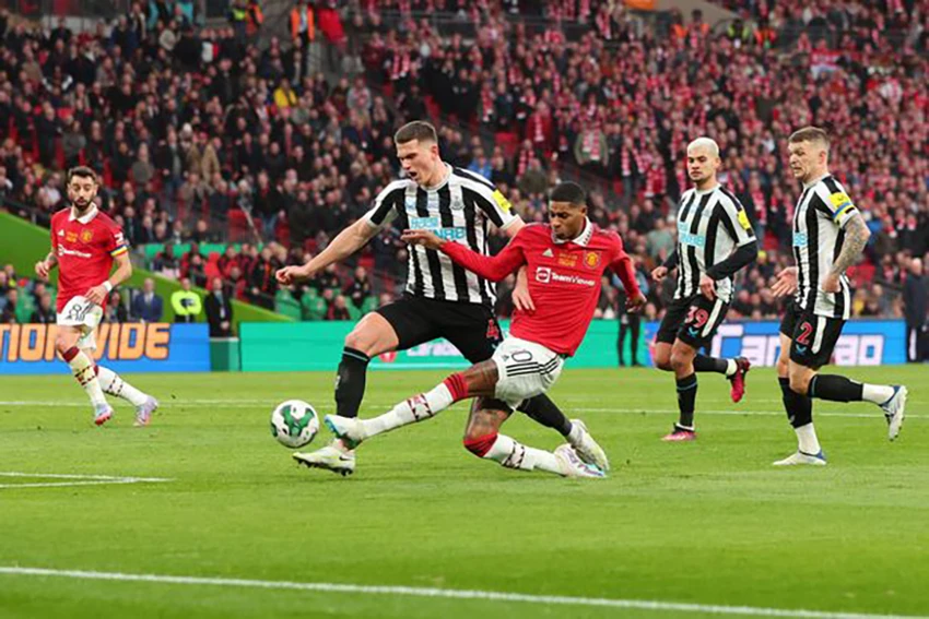 Pha dứt điểm của Rashford đưa bóng chạm chân Botman và... ẢNH: GETTY Pha dứt điểm của Rashford đưa bóng chạm chân Botman và... ẢNH: GETTY