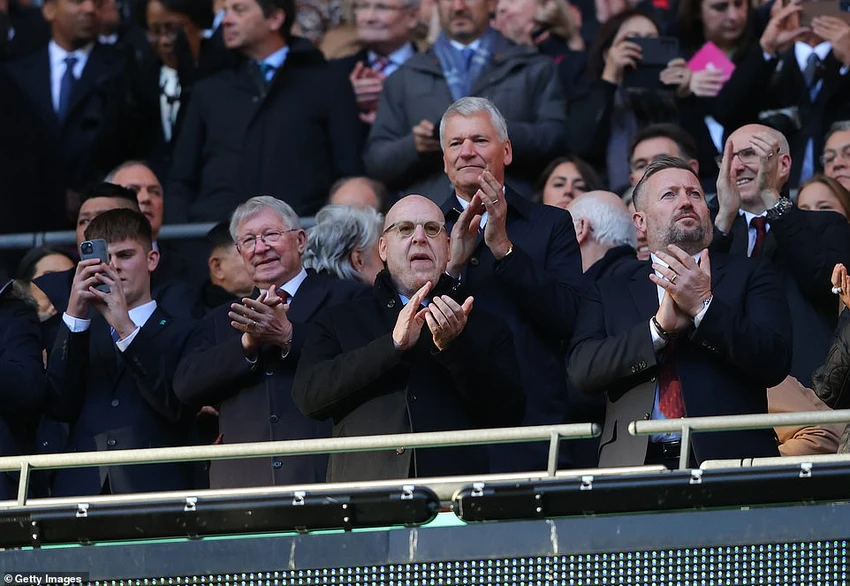 Sir Alex Ferguson và lãnh đạo MU phải đợi gần 6 năm mới chứng kiến "quỷ đỏ" vô địch một giải đấu. ẢNH: GETTY Sir Alex Ferguson và lãnh đạo MU phải đợi gần 6 năm mới chứng kiến "quỷ đỏ" vô địch một giải đấu. ẢNH: GETTY