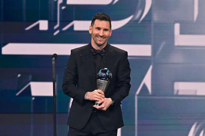 Messi hạnh phúc với danh hiệu The Best. ẢNH: GETTY Messi hạnh phúc với danh hiệu The Best. ẢNH: GETTY
