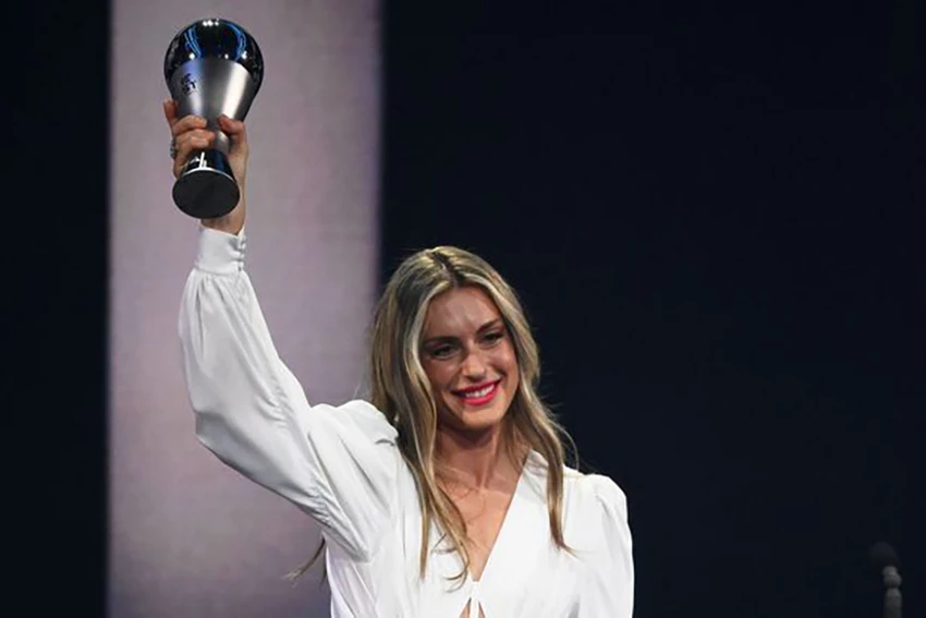 Alexia Putellas giành giải The Best ở hạng mục cầu thủ nữ. ẢNH: GETTY Alexia Putellas giành giải The Best ở hạng mục cầu thủ nữ. ẢNH: GETTY