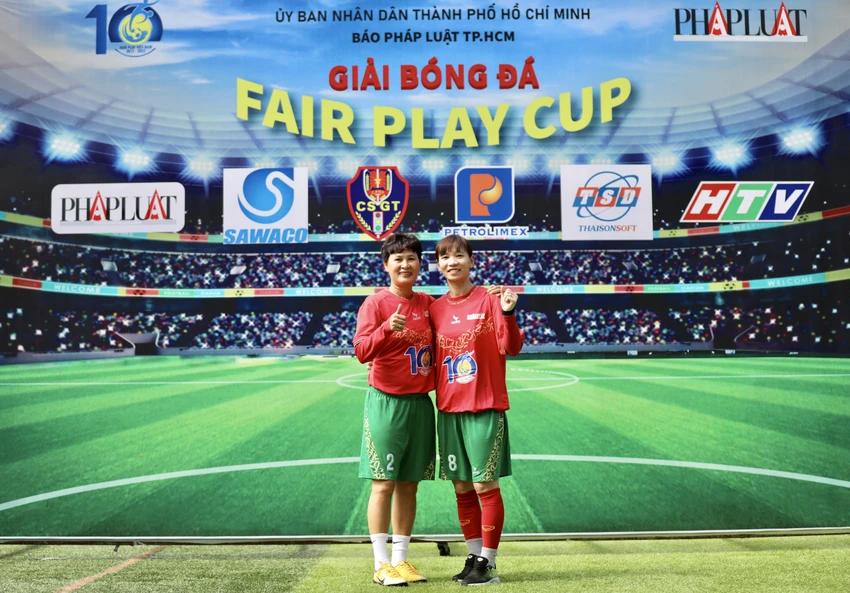 Cựu cầu thủ Lưu Ngọc Mai và tuyển thủ Trần Thị Thùy Trang trong đội hình liên quân của báo Pháp Luật TP.HCM