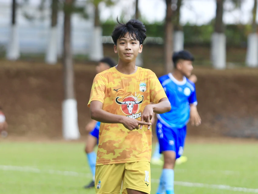 Cầu thủ trẻ Bảo Đức đã bỏ qua cơ hội lập hat trick khi thấy cầu thủ đối phương đau đớn nằm sân. Ảnh: CLB Cầu thủ trẻ Bảo Đức đã bỏ qua cơ hội lập hat trick khi thấy cầu thủ đối phương đau đớn nằm sân. Ảnh: CLB