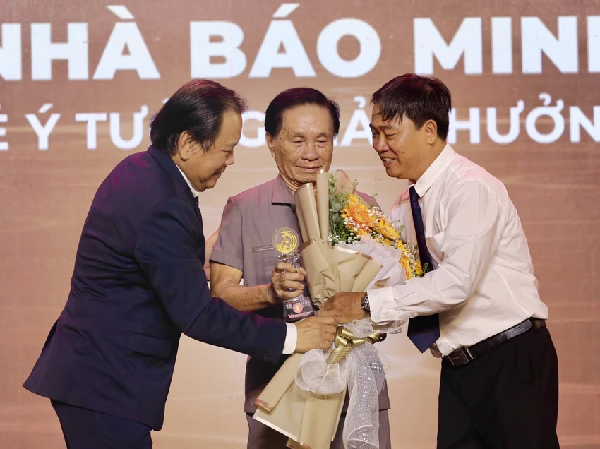 Ông Đỗ Văn Hiến, ba của cố nhà báo Đỗ Minh Hùng đã có mặt tại buổi lễ và lên sân khấu nhận hoa, kỷ niệm chương thay cho lời tri ân của ban tổ chức giải Fair Play. Ông Đỗ Văn Hiến, ba của cố nhà báo Đỗ Minh Hùng đã có mặt tại buổi lễ và lên sân khấu nhận hoa, kỷ niệm chương thay cho lời tri ân của ban tổ chức giải Fair Play.