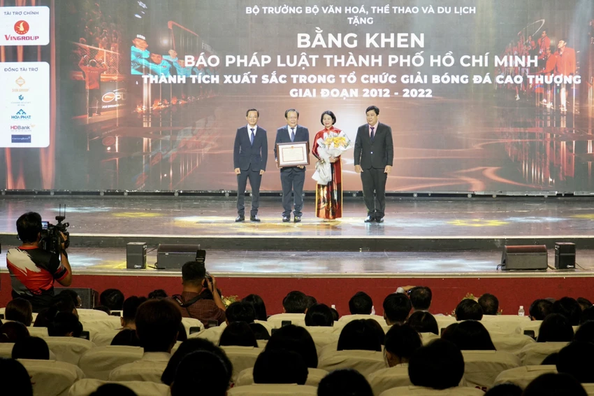 Bộ Văn hóa, Thể thao và Du lịch trao tặng bằng khen cho báo Pháp Luật TP.HCM vì thành tích xuất sắc trong công tác tổ chức giải bóng đá cao thượng giai đoạn 2012 - 2022. Bộ Văn hóa, Thể thao và Du lịch trao tặng bằng khen cho báo Pháp Luật TP.HCM vì thành tích xuất sắc trong công tác tổ chức giải bóng đá cao thượng giai đoạn 2012 - 2022.