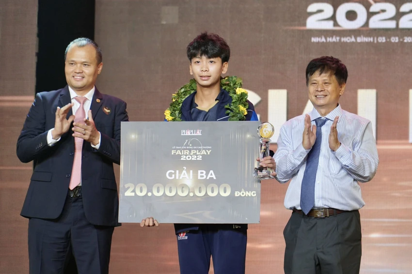 Cầu thủ trẻ Bảo Đức giành giải ba Fair Play. Cầu thủ trẻ Bảo Đức giành giải ba Fair Play.
