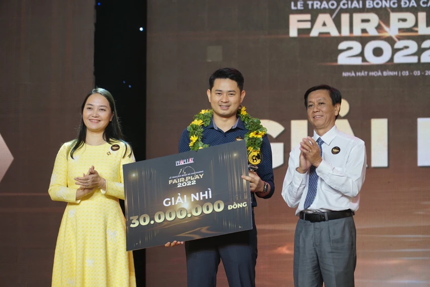 Bác sĩ Dương Tiến Cần nhận giải nhì Fair Play 2022. Bác sĩ Dương Tiến Cần nhận giải nhì Fair Play 2022.