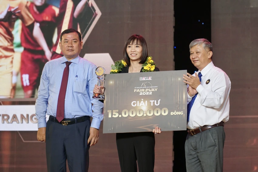 Nữ tuyển thủ Trần Thị Thùy Trang nhận giải tư Fair Play. Nữ tuyển thủ Trần Thị Thùy Trang nhận giải tư Fair Play.