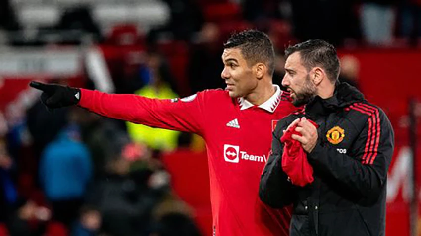 Casemiro phàn nàn và chỉ trích Bruno Fernandes không chịu chuyền bóng cho Sancho. ẢNH: GETTY Casemiro phàn nàn và chỉ trích Bruno Fernandes không chịu chuyền bóng cho Sancho. ẢNH: GETTY