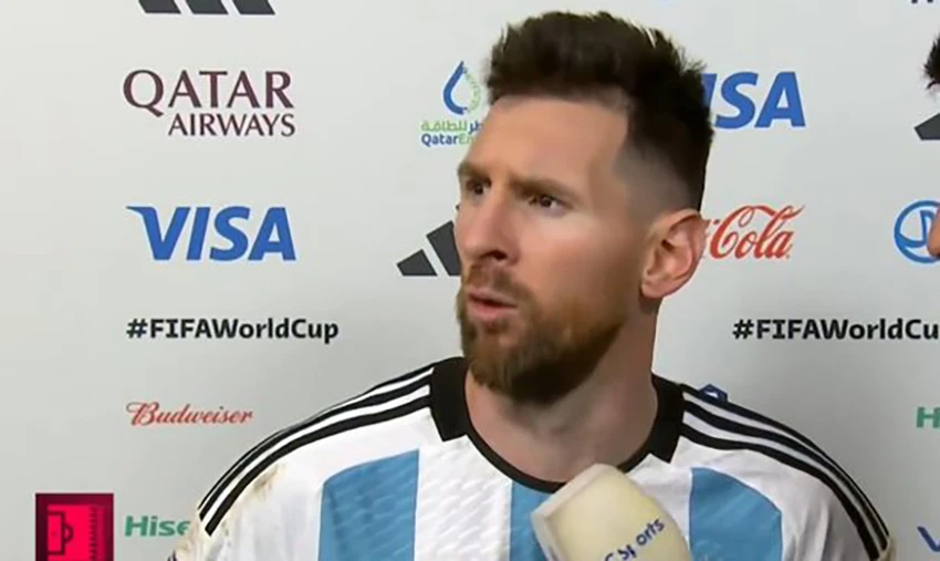 Lionel Messi đang thực hiện phỏng vấn thì quay sang mắng Weghorst. ẢNH: GETTY Lionel Messi đang thực hiện phỏng vấn thì quay sang mắng Weghorst. ẢNH: GETTY
