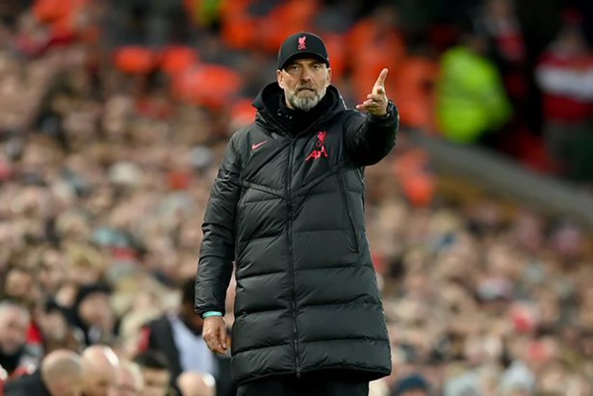 Klopp tức giận trước hành động lao vào sân ăn mừng mất kiểm soát của fan đội nhà. ẢNH: GETTY Klopp tức giận trước hành động lao vào sân ăn mừng mất kiểm soát của fan đội nhà. ẢNH: GETTY