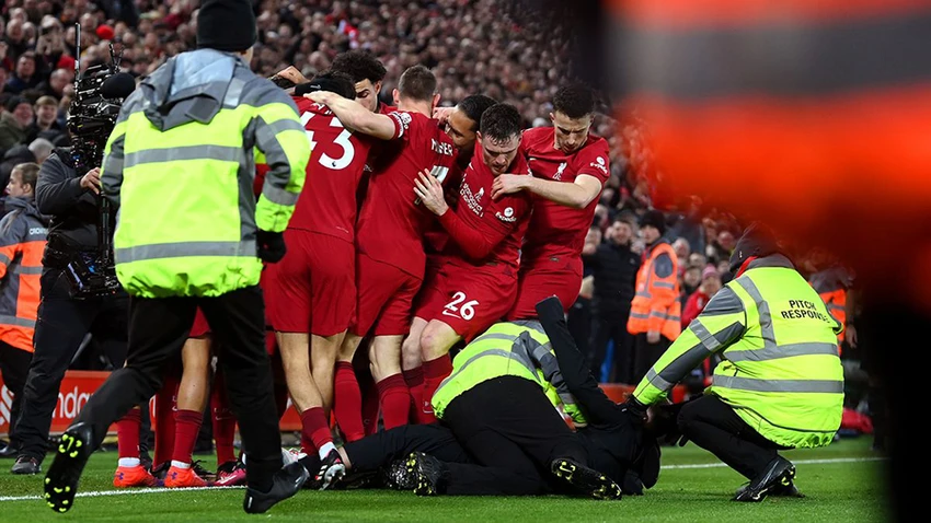Fan Liverpool lao vào sân ngã vào Robertson. ẢNH: GETTY Fan Liverpool lao vào sân ngã vào Robertson. ẢNH: GETTY