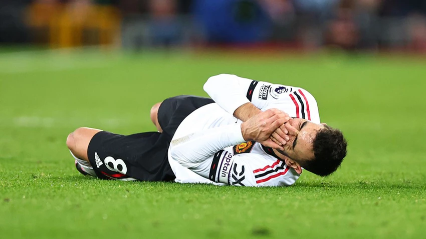 Bruno Fernandes ngã vật xuống sân ôm mặt đau đớn dù bị Konate thúc vào ngực. ẢNH: GETTY Bruno Fernandes ngã vật xuống sân ôm mặt đau đớn dù bị Konate thúc vào ngực. ẢNH: GETTY