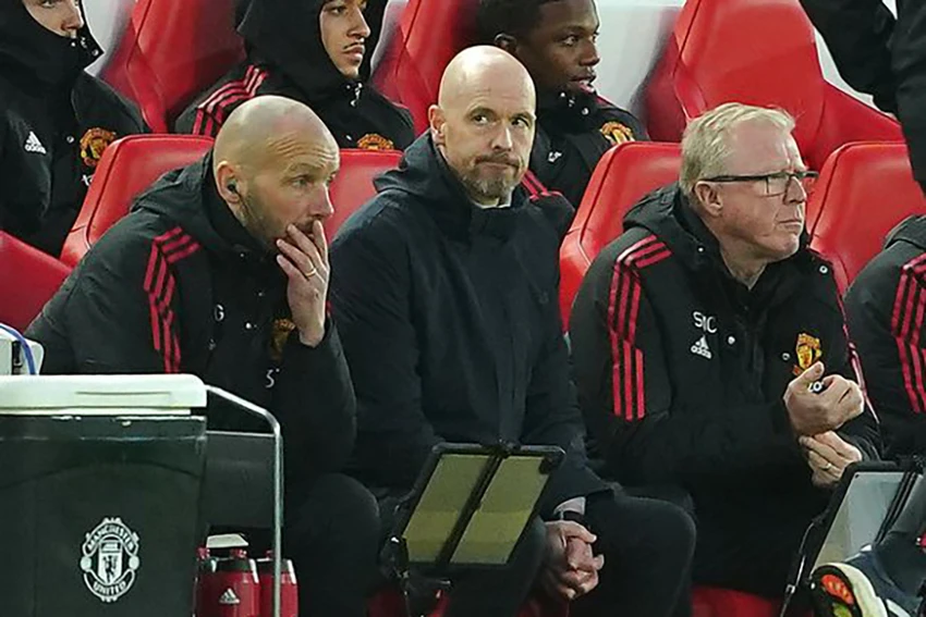 Ten Hag chết lặng trên băng ghế chỉ đạo. ẢNH: GETTY Ten Hag chết lặng trên băng ghế chỉ đạo. ẢNH: GETTY
