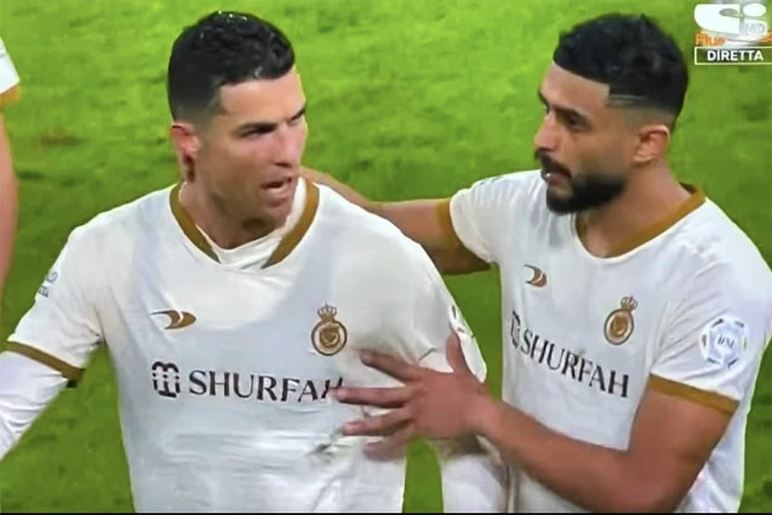 Đồng đội cố gắng giúp Ronaldo giữ bình tĩnh nhưng không được. ẢNH: SUN SPORTS