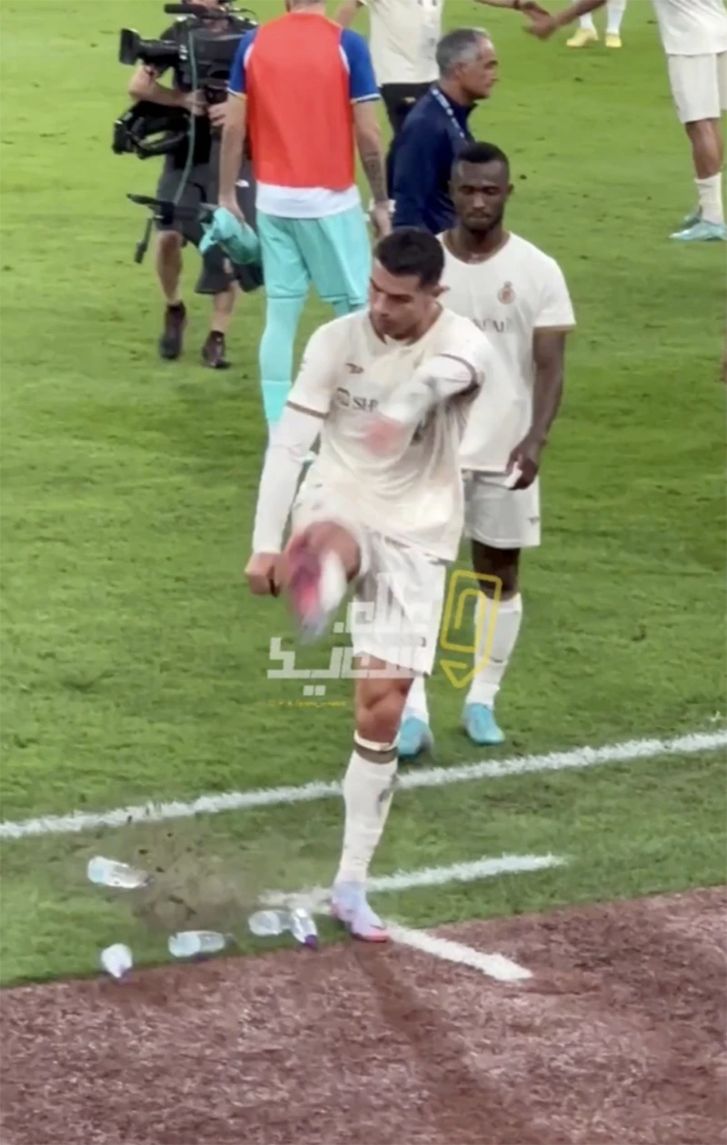 Ronaldo đá văng những chai nước khi trên đường rời sân. ẢNH: SUN SPORTS
