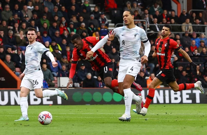 Hàng thủ Liverpool thi đấu thiếu tập trung và để lộ ra nhiều khoảng trống trước khung thành Alisson. Ảnh: Getty Hàng thủ Liverpool thi đấu thiếu tập trung và để lộ ra nhiều khoảng trống trước khung thành Alisson. Ảnh: Getty