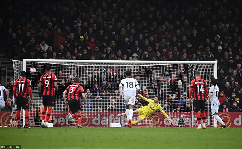 Salah đá bay cơ hội có điểm của Liverpool trước Bournemouth. ẢNH: REUTERS Salah đá bay cơ hội có điểm của Liverpool trước Bournemouth. ẢNH: REUTERS