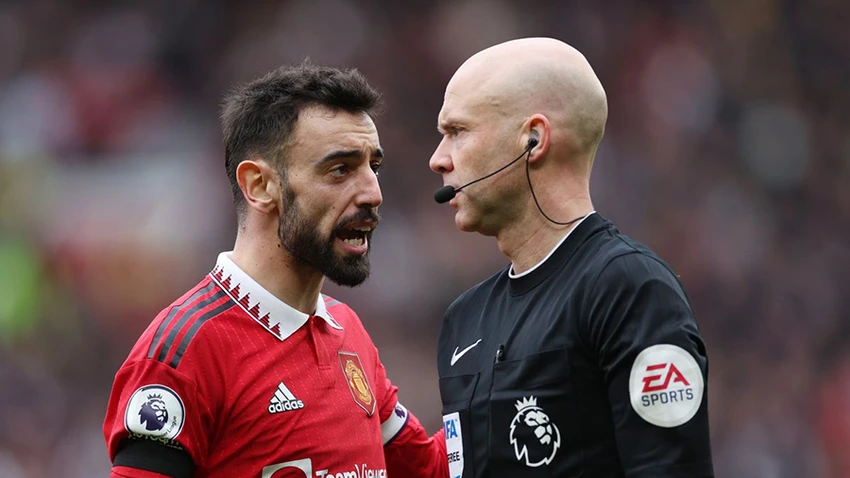 Trong trận đấu với Southampton, Bruno Fernandes vẫn thường xuyên... pressing trọng tài dù điều này khiến anh nhiều lần bị chỉ trích. ẢNH: GETTY