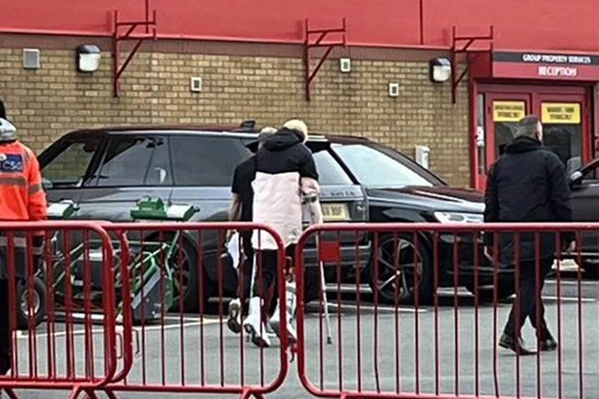 Garnacho rời sân Old Trafford bằng nạng. ẢNH: MIRROR