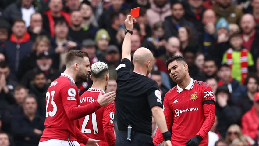 Trọng tài Taylor thay thẻ vàng bằng thẻ đỏ với Casemiro. ẢNH: GETTY