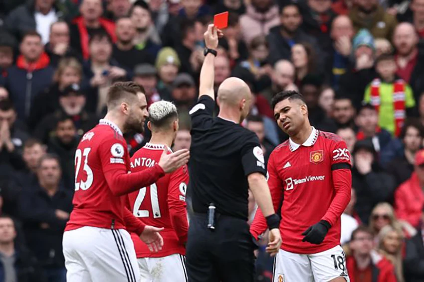 Casemiro nhận 2 thẻ đỏ chỉ sau 3 trận thi đấu gần đây ở Premier League. ẢNH: GETTY