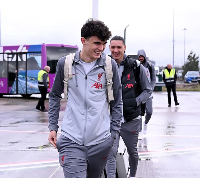 Bajcetic vẫn cùng đồng đội lên máy bay đến Madrid. ẢNH: GETTY